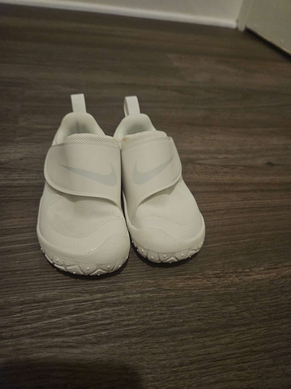 Nike Swoosh 1 Essential Kids Sneakers in White Size 7
